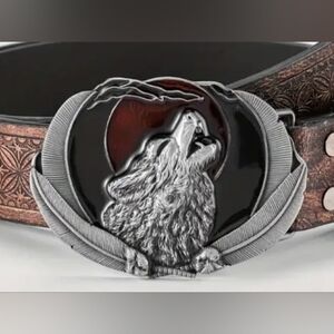New wolf howling at moon feathers belt buckle
